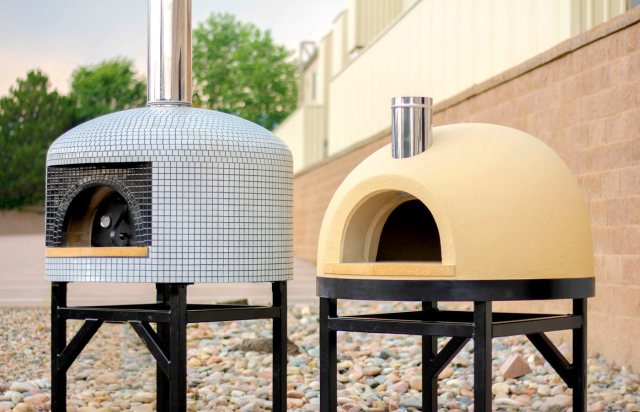 The two Forno Bravo prize ovens — a tiled Napolino70 and a stucco Primavera70